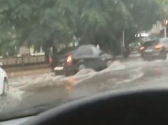 «И вот опять»: центральные улицы Ставрополя затопило после дождя 