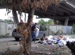 Живописный участок под мостом завалили горами мусора жители Пятигорска