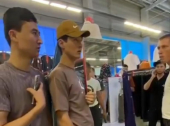 Шарил взглядом по телу: жительница Невинномысска рассказала о подглядывающих в магазине мигрантах