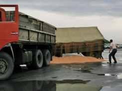 Водителя КамАЗа с головой засыпало тонной зерна на Ставрополье