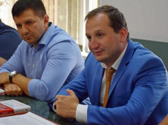 Глава Георгиевского горокруга угрожает думе судом за увольнение