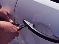 Двухлетний ребенок попал в плен захлопнувшейся двери автомобиля в Кисловодске