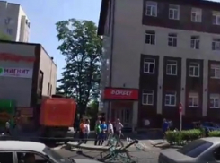 Сбивший опору ЛЭП мусоровоз оставил без света жителей улицы Октябрьской в Ставрополе