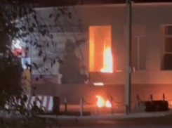 Женщина подожгла военкомат в Зеленокумске Ставропольского края: видео 