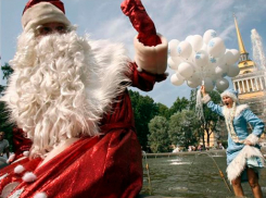 Дед Мороз и Снегурочка в августе раздают подарки детям в Пятигорске