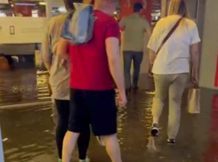 Рынок и ТЦ едва не ушли под воду из-за сильного ливня в Ставрополе — видео 