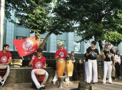 Группа барабанщиков поразила этнической музыкой жителей Ставрополя и попала на видео