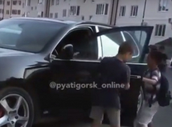Брошенный «Порш-Кайен» с ключами внутри начали растаскивать подростки в Пятигорске
