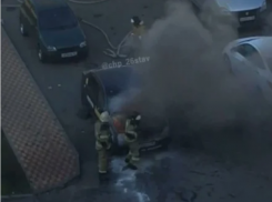 В Ставрополе на парковке загорелся автомобиль