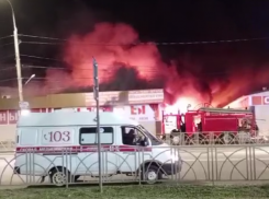 Появились кадры с крупного пожара на рынке Невинномысска площадью 1000 квадратных метров