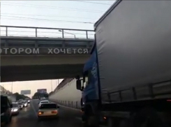 Фура чуть не застряла под мостом и попала в безвыходную ситуацию в Ессентуках