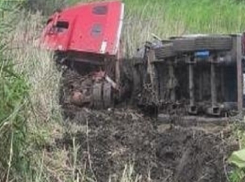 Большегруз после отказа тормозов перевернулся на Деминском кругу около Ставрополя