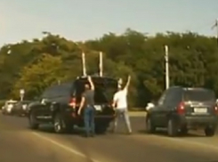 Двое мужчин на дорогом внедорожнике устроили стрельбу посреди дороги в Ставрополе и попали на видео