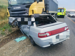 Жуткая авария на Ставрополье унесла жизнь водителя легковушки 