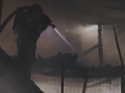 Появилось видео с горящим зданием склада площадью 500 квадратов в Кисловодске