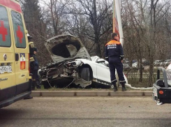 В центре Пятигорска БМВ влетел в автобус и легковушку