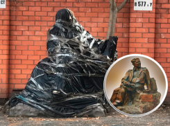 Памятник ставропольскому художнику Гречишкину пылится на парковке Ленинской администрации