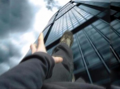 Мужчина упал с высоты седьмого этажа многоэтажки в Ставрополе