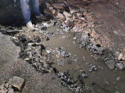 На яму посреди дороги пожаловались жители улицы Ленина в Ставрополе