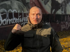 «Восхвалял и прославлял Владимира Путина»: Евросоюз ввел санкции против живущего на Ставрополье рэпера Ромы Жигана