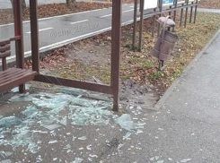 Неизвестные вандалы разбили новую остановку в Ставрополе