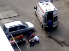 «Помогите, у меня умирают друзья!»: двоих наркоманов «откачивали» очевидцы и медики во дворе многоэтажки Ставрополя