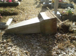 В Пятигорске вандалы разбили 40 памятников на двух кладбищах