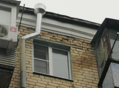 Стена многоэтажки разрушилась из-за засора в водостоке