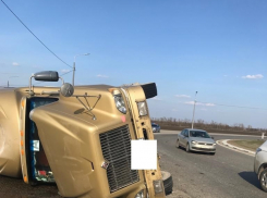 На Ставропольской трассе перевернулся грузовик