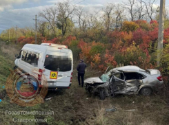 Экскурсионный автобус с детьми столкнулся с легковушкой на Ставрополье: водитель погиб, четыре ребенка в больнице 