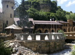 Чистейший воздух и обилие торговцев: чем манит Замок коварства и любви в Кисловодске