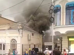 Пылающее здание в самом центре Пятигорска очевидцы сняли на видео