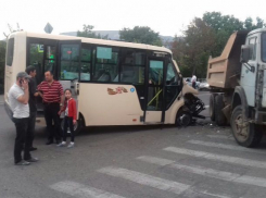 Семь человек пострадали при столкновении КамАЗа и пассажирской маршрутки