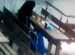 Хитрая девушка подсела к незнакомым парням в кафе и обокрала их в Ставрополе