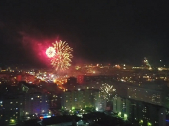 «Полыхающий» салютом Ставрополь в новогоднюю ночь попал на красочное видео 