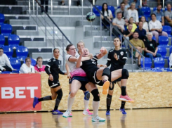 «Побледнели от усталости»: старт женского гандбольного сезона в Ставрополе выдался огненным 