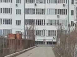 Если пожар, «скорая» приедет, кто будет открывать? – житель Пятигорска об установленных воротах во двор «многоэтажки» 