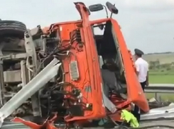 Перевернутый на Ставрополье грузовик с металлом внутри попал на видео