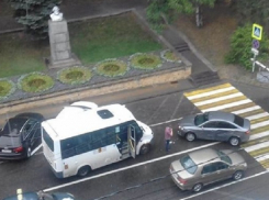 Маршрутка столкнулась с иномаркой рядом со зданием администрации Ставрополя