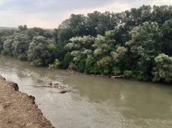 Ставропольские спасатели поделились кадрами поисков пропавшего в реке Кубань 15-летнего парня 