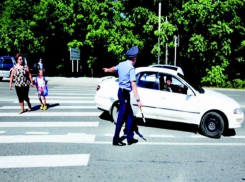 Наряды ДПС начали дежурство рядом с пешеходными переходами на Ставрополье