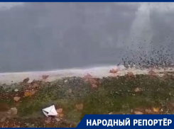 «Рабочих 10 дней нет»: после капремонта разваливающийся дом в поселке Ставрополья заливает