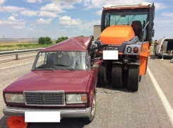 «Семерка» врезалась в каток из-за удара сзади на трассе «Кавказ» - один человек погиб