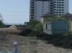 Жители улицы Алмазной добираются домой по бездорожью