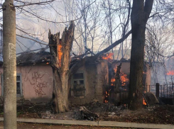 Крупный пожар охватил Ессентуки: видео 