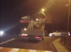 Разъезжающих на отрытой газели десантников с флагом и веселыми криками в Пятигорске сняли на видео