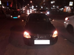 Двух бабушек на «зебре» сбил лихач на «Приоре» в Ставрополе — пенсионерок увезли в реанимацию 