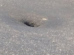 Дыра «размером с дыню» образовалась на дороге в Ставрополе 