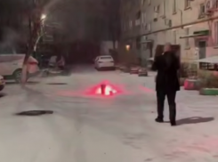 В Георгиевске устроили новогодний обстрел авто из салютов: видео