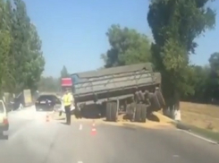 Последствия страшной аварии с покореженной фурой с зерном и грузовиком в кювете на трассе Ростов-Ставрополь попали на видео 